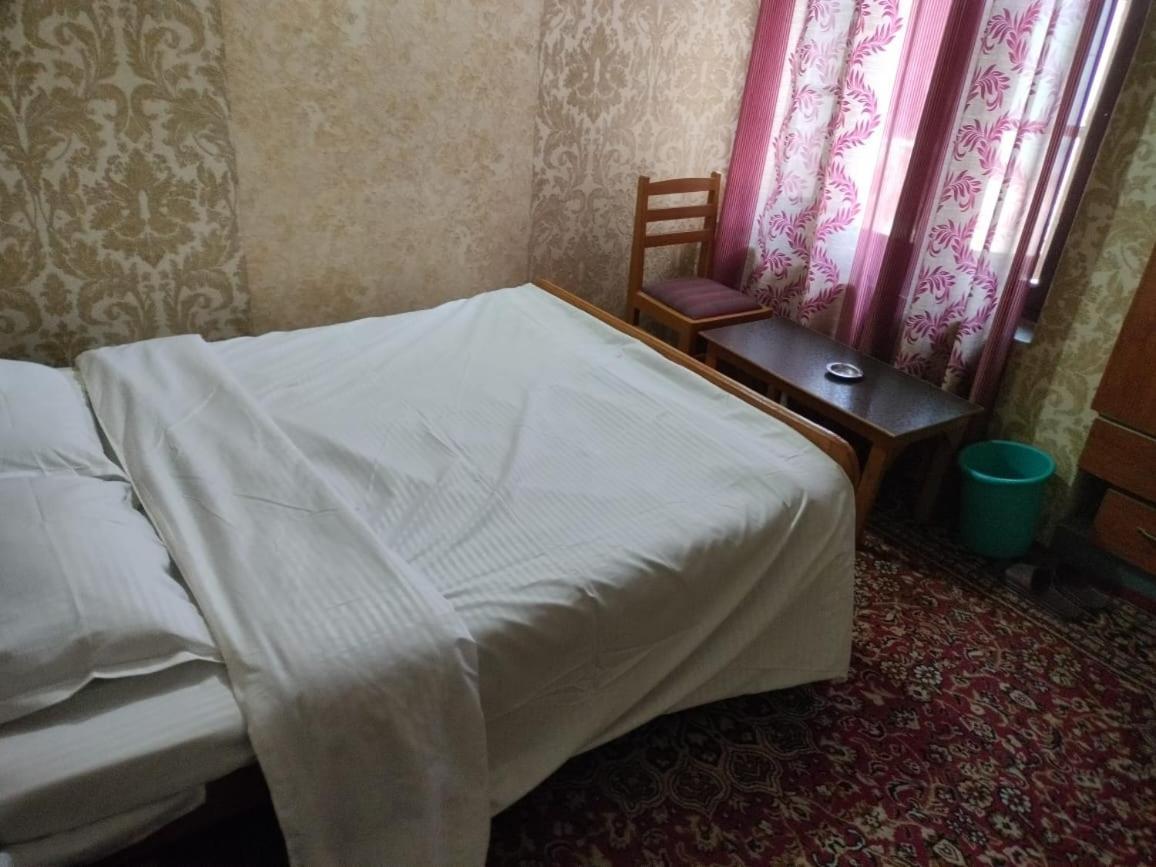 Hotel Regency Srīnagar Екстериор снимка