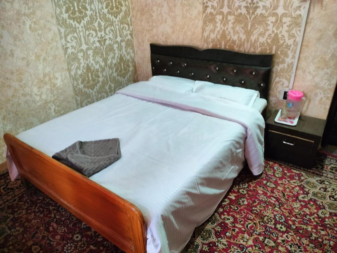 Hotel Regency Srīnagar Екстериор снимка