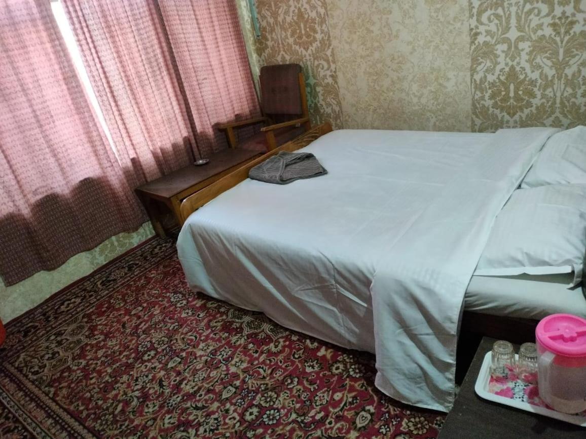 Hotel Regency Srīnagar Екстериор снимка